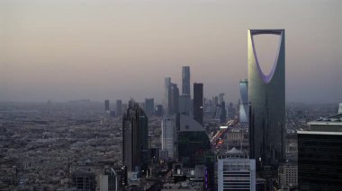 Faisaliah Kulesi 'nin tepesinden gün batımında Riyad' ın gökdelenlerinin muhteşem manzarası.