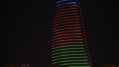 Azerbaycan 'daki Bakü' nün ünlü Alev Kuleleri, parlak renklerden oluşan büyüleyici bir gösteriyle geceyi aydınlatır ve şehrin ufuk çizgisinde büyülü bir parıltı yaratır.