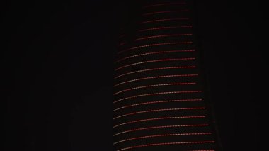 Azerbaycan 'daki Bakü' nün ünlü Alev Kuleleri, parlak renklerden oluşan büyüleyici bir gösteriyle geceyi aydınlatır ve şehrin ufuk çizgisinde büyülü bir parıltı yaratır.