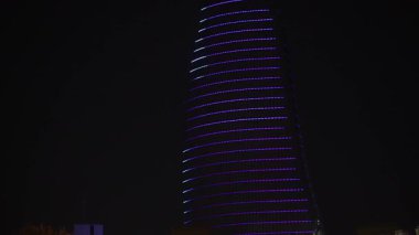 Azerbaycan 'daki Bakü' nün ünlü Alev Kuleleri, parlak renklerden oluşan büyüleyici bir gösteriyle geceyi aydınlatır ve şehrin ufuk çizgisinde büyülü bir parıltı yaratır.