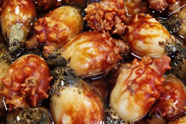 Baharatlı ve otlu kızarmış tavuk kanadı.