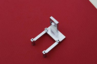 kırmızı bir yüzeyde metal bir nesne