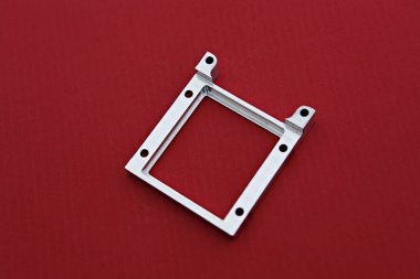 kırmızı bir yüzey üzerinde metal bir çerçeve