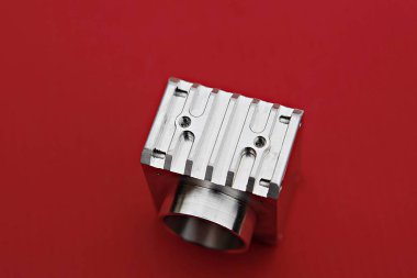 Kırmızı yüzey üzerinde metal yapısı olan bir halka.