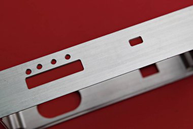 Yarısı delik olan metal bir nesne.