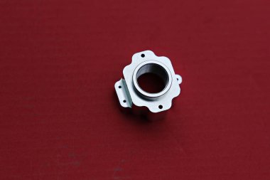 kırmızı bir yüzeyde metal bir parça