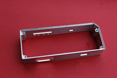 Kırmızı bir yüzey üzerinde metal bir kutu