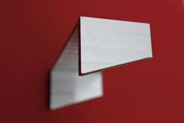 Beyaz köşeli kırmızı bir duvar ve kırmızı bir duvar.