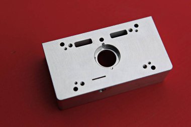 kırmızı bir yüzeyde metal bir nesne