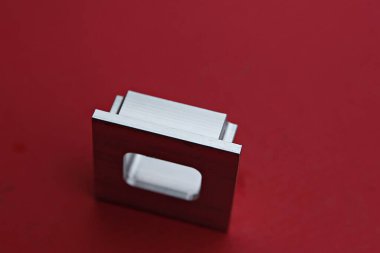 Üzerinde küçük beyaz bir nesne olan kırmızı bir masa.