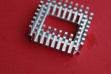 Kırmızı arkaplanı olan metal bir çerçeve