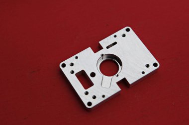 kırmızı bir yüzeyde metal bir nesne