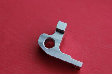 kırmızı bir yüzeyde metal bir nesne