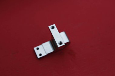 kırmızı bir yüzeyde metal bir nesne