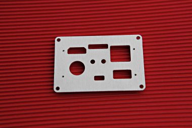 Ortasında delik olan metal bir plaka.