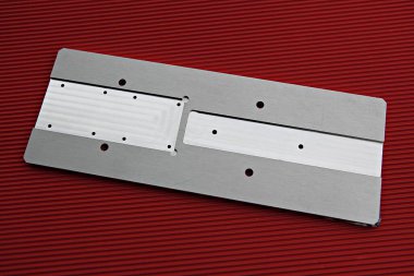 kırmızı bir yüzeyde metal bir nesne