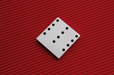 Kırmızı yüzeyde bir zar