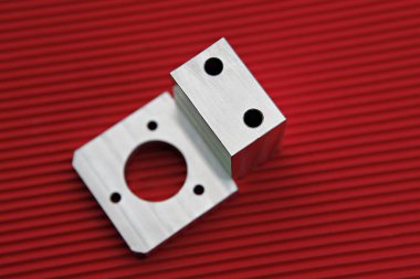 kırmızı bir yüzeyde metal bir nesne