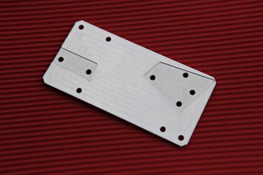 kırmızı bir yüzeyde metal bir nesne