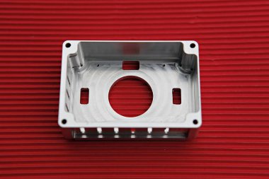 İçinde delik olan metal bir kutu.