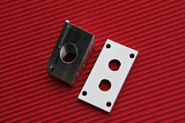 Ortasında delik olan metal bir cihaz.