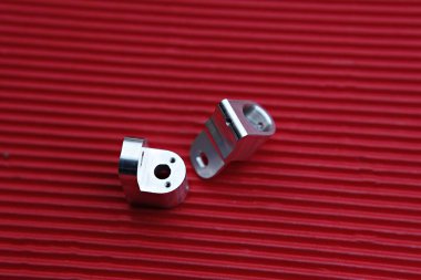 kırmızı bir yüzeyde metal bir nesne