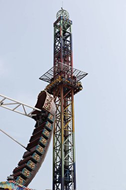 Arka planda kulesi olan bir lunapark treni.