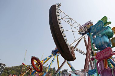 Arka planda bir sürü dönme dolap var.