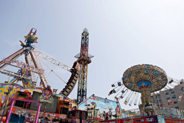 Dönme dolap ve atlı karnaval gezisi.