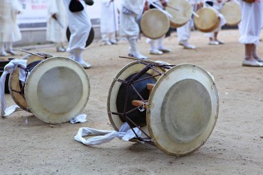 Bir tarlada davul çalan bir grup insan