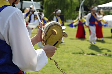 Tarlada davul tutan biri.