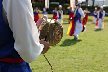 Tarlada davul tutan biri.