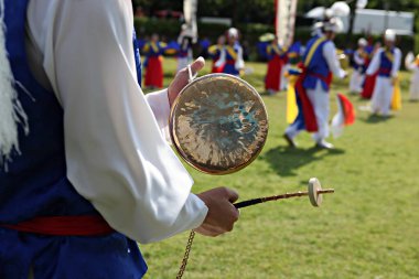 Tarlada davul tutan biri.