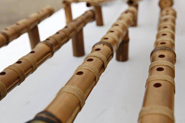 Ahşap arka planda tahta çubuklar