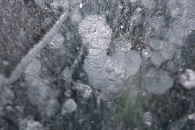 Bardağa su damlatıyor.