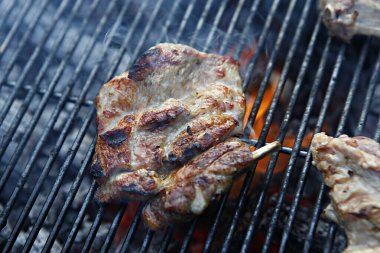 barbekü ile et pişirmek