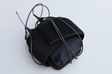 Siyah saplı siyah bir çanta ve beyaz bir arka plan.