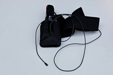 Maskeli bir kadının siyah beyaz fotoğrafı.