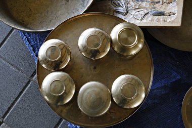 Metal kaplar ve kaşıklar