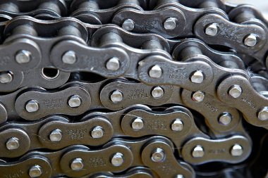 Bisiklet zincirinin yakın çekim görüntüsü.