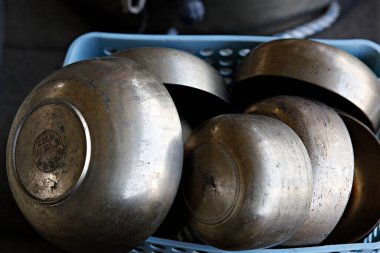 Masanın üzerindeki metal plakalar.