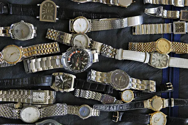 Beyaz arkaplanda birçok farklı saat