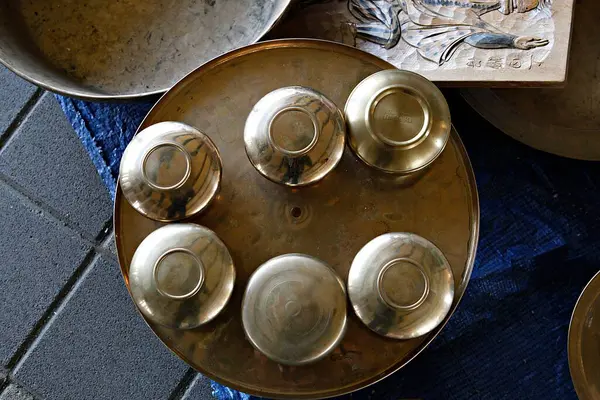 Metal kaplar ve kaşıklar