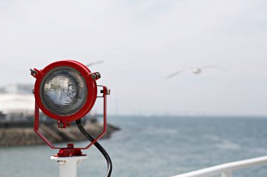 Arka planda fener olan fener.