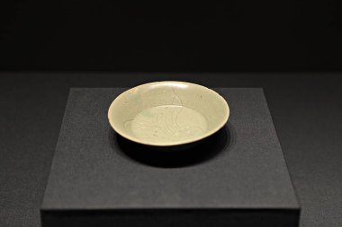 Siyah arkaplanda boş kase