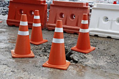 Asfaltta yol konileri