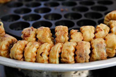 Kızarmış domuz sosisi sokak yemeklerinde lezzetlidir.