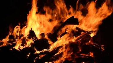 Siyah arka planda alevler, alev alev dokusu arka planda, çok güzel, ateş yanıyor, ateş odun ve inek gübresi ateşiyle yanıyor.