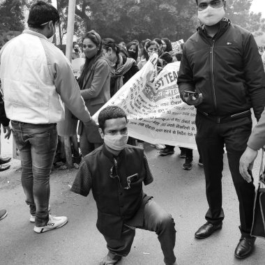 Yeni Delhi, Hindistan 25 Aralık 2021 - Delhi Sözleşmeli Konuk Öğretmenler Delhi AAP Hükümetini protesto eden posterler, bayraklar ve graffitilerle protesto ettiler