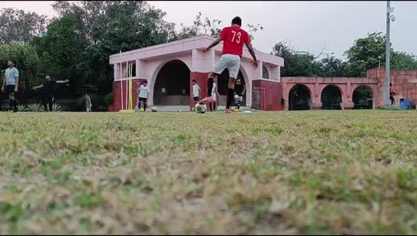 インドのニューデリー 2024年3月10日 地元のサッカーチームのサッカー選手は 悪いサッカーのピッチで地域ダービーチャンピオンシップで試合中に スタジアムの芝生グリーンフィールドでサッカーの熱い瞬間 — ストック動画